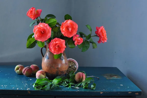 Schöne Rote Und Weiße Blumen Glasvase — Stockfoto
