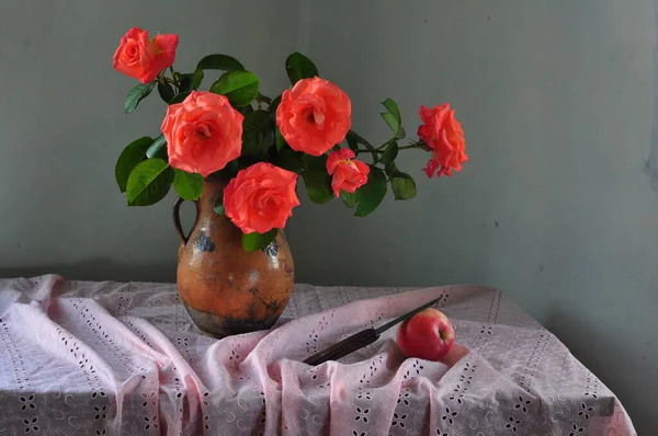 Rote Rose Einer Vase Auf Einem Tisch — Stockfoto