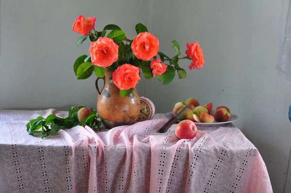 Masada Güzel Bir Buket Çiçek Var — Stok fotoğraf