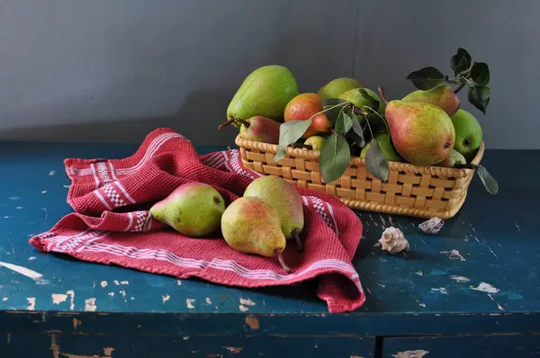 Reife Rote Äpfel Und Ein Bund Frische Reife Rote Birnen — Stockfoto