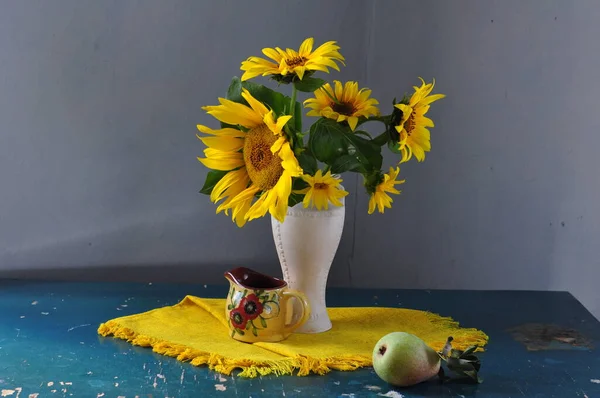 Schöne Blumen Und Vase Mit Einem Blumenstrauß — Stockfoto