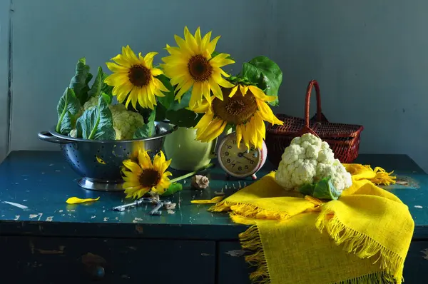 Stillleben Mit Gelben Blüten Sonnenblumen Und Grünen Blättern — Stockfoto