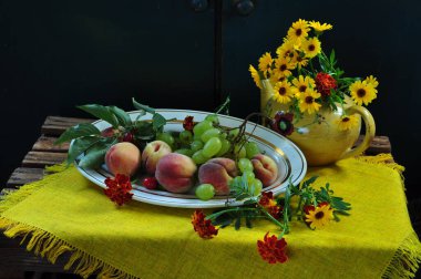 Sonbahar, meyve, böğürtlen ve çiçeklerle dolu.