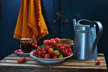 Taze kiraz domatesleri ve tahta bir masada bir sürahi süt. sağlıklı kahvaltı