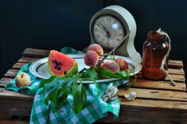 Durgun bir elma, bir sürahi, bir bardak su, bir sürahi ve bir bardak taze elma..