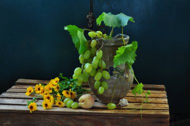 Meyveli, üzümlü, üzümlü, çiçekli ve bir şişe şaraplı hayat