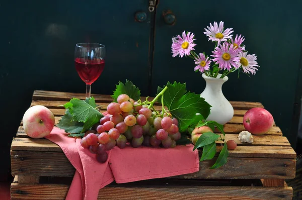 鲜葡萄 葡萄酒和鲜花的静谧生活 — 图库照片