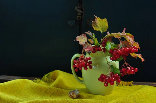 Vörös Bogyók Egy Vázában Asztalon — Stock Fotó
