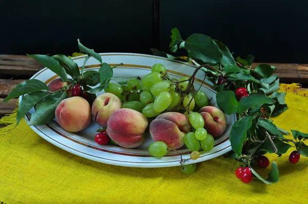 Reife Pfirsiche Auf Einem Holztisch — Stockfoto