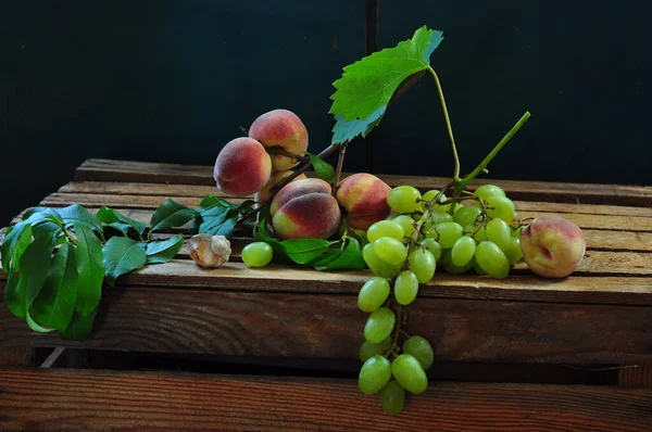 Ein Bündel Frischer Reifer Äpfel Auf Einem Holztisch — Stockfoto