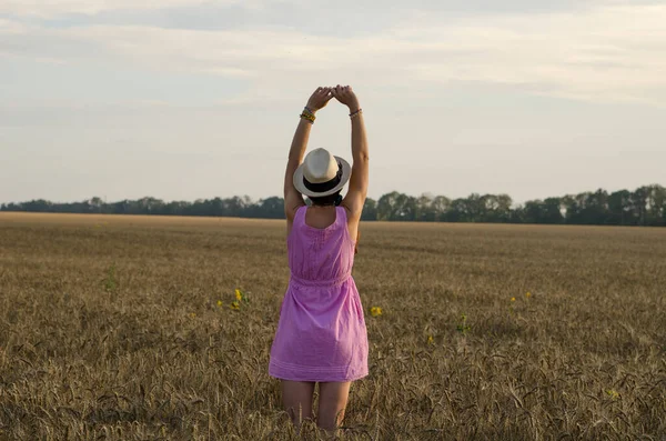 Sahadaki şapkalı kız.