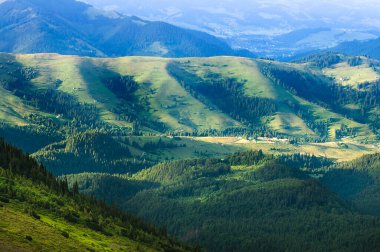 yeşil dağlar ve mavi gökyüzü