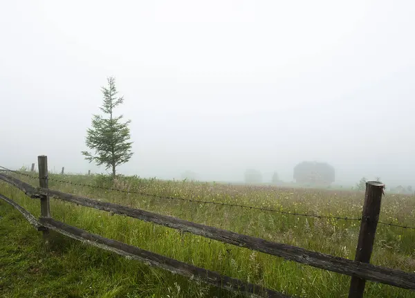 Wooden Fence Foggy Field Mountains — Stock Photo, Image
