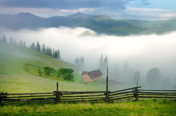 Piękny Poranny Krajobraz Drewnianym Domem Górach — Zdjęcie stockowe