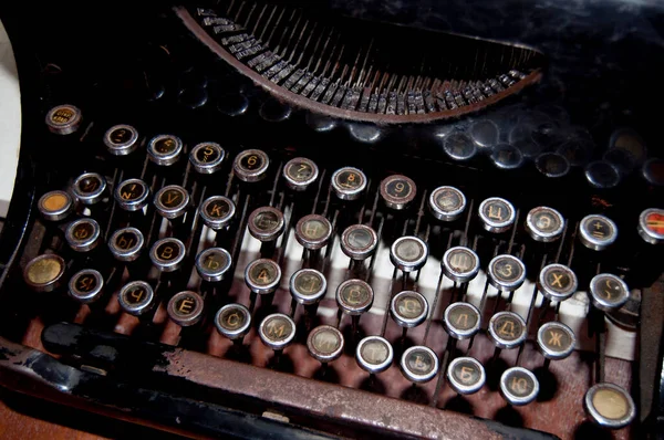 有按钮和键的老式打字机 — 图库照片