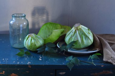 Cam kavanozda yeşil lahana