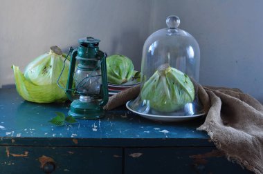 Hayat taze lahana ve salatalıkla dolu