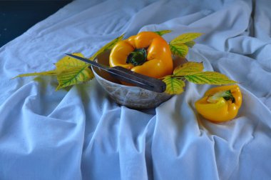 Beyaz tabakta taze domatesler.