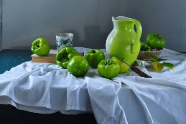 Yeşil çay, elma ve çaydanlık beyaz arka planda..