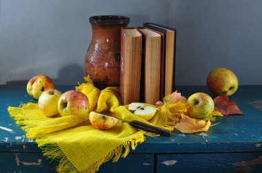 Elmalı ve kitaplı bir kitabın hayatı