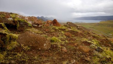 Dağlar, doğa ve yürüyüş ile İzlanda manzarası