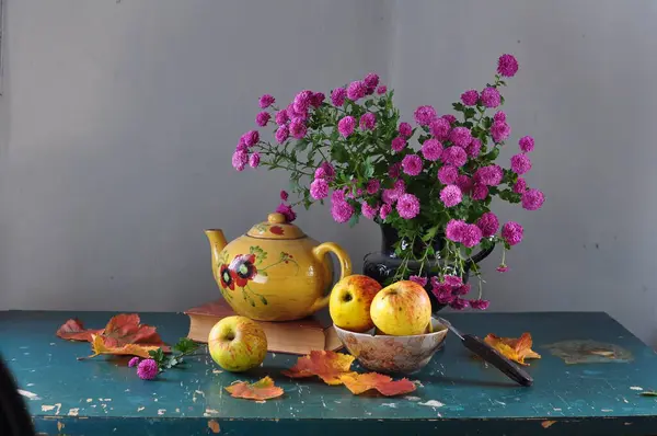 Hayat bir fincan çay ve bir sürahi elmayla