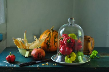 Güzel, durgun bir hayatta renkli biberler