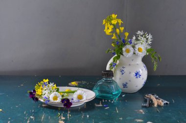 Bir buket kır çiçeği ve çiçeklerle dolu bir hayat