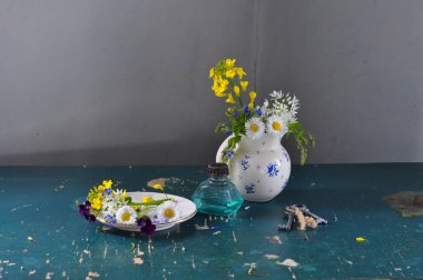 Vazodaki çiçek buketiyle beyaz bir arka planda hayat