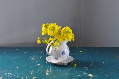 Vazoda bir buket sarı kır çiçeği. yüksek kaliteli fotoğraf