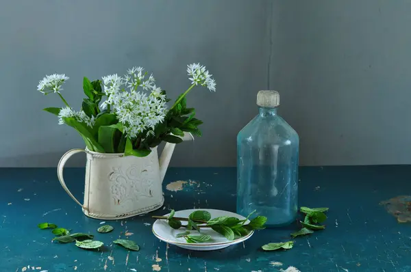 Μπουκέτο Λευκά Λουλούδια Γυάλινο Βάζο Μπλε Φόντο Άνοιξη Νεκρή Φύση Εικόνα Αρχείου