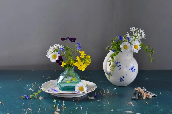Νεκρή Φύση Ένα Μπουκέτο Λευκά Λουλούδια Μαργαρίτες Ένα Βάζο Αγριολούλουδα Royalty Free Φωτογραφίες Αρχείου