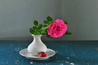 pembe çiçekli natürmort