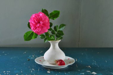 Tahta bir masadaki cam vazoda şakayık buketiyle hayat