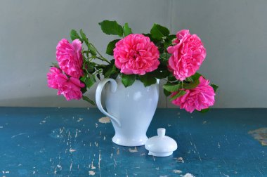 pembe çiçekler ve bir sürahi