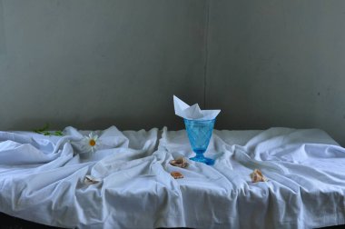 Yeni yılın konsepti, hayat, yatağın geri kalanı, bir sürü çiçek. küçük bir