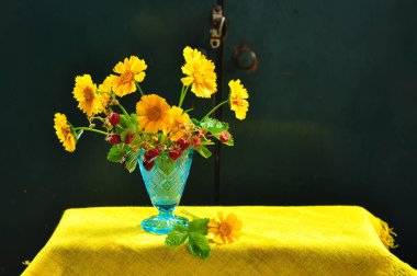 Vazodaki güzel sarı çiçekler.