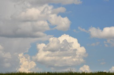 güzel beyaz bulutlar ve mavi gökyüzü arka plan