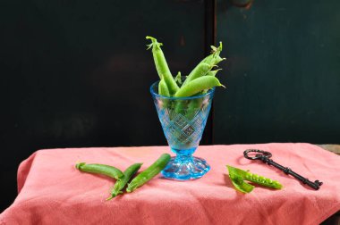 Taze sebzeler ve bitkiler masada.