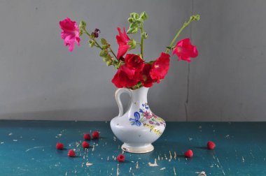 Vazodaki güzel çiçekler masada.