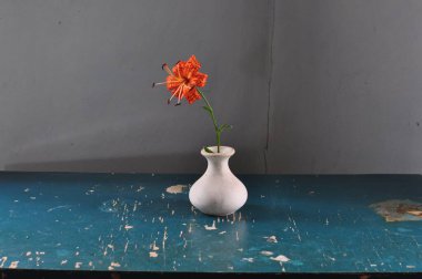 Masadaki vazoda portakal çiçekleriyle dolu bir hayat