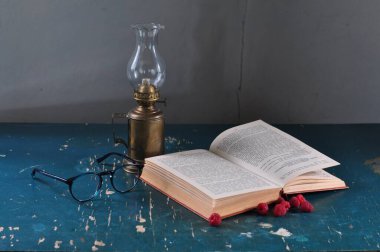 Eski lambaların ve gözlüklerin durgun yaşamı