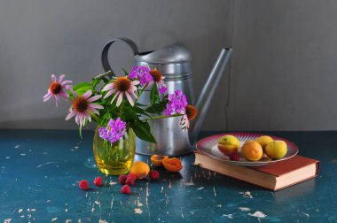 Karanlık arka planda çiçeklerle dolu bir hayat