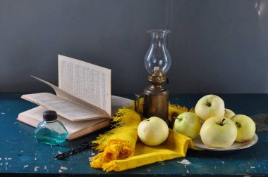 Elma, elma ve masada bir bardak süt.