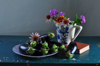 Siyah arka planda taze sebzeler