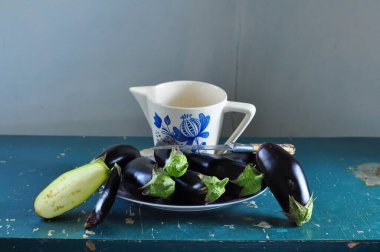 Patlıcan, muz, siyah fasulye ve yeşil yapraklı sade kahve fincanı.