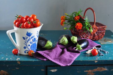 Pişirme hazırlıkları için taze kırmızı sebze ve baharatlar.