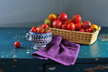 Masadaki kasede taze kırmızı domatesler