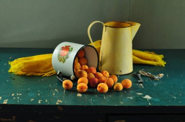 Bir fincan çay ve bir buket çiçekle durgun bir hayat.