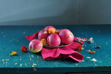 Bir kase elma ve kırmızı elmanın durgun yaşamı